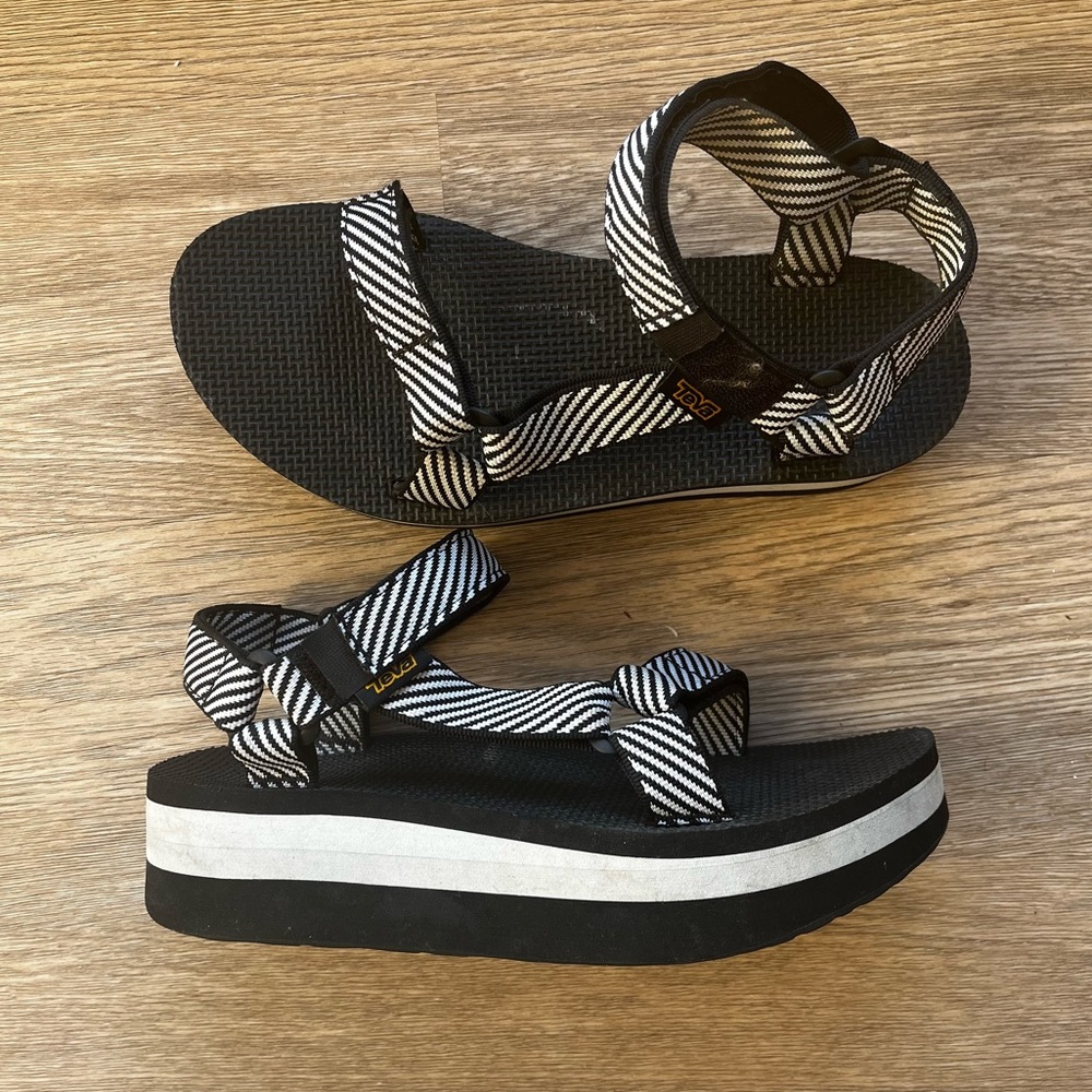 TEVA platform / flatform black and white sandals